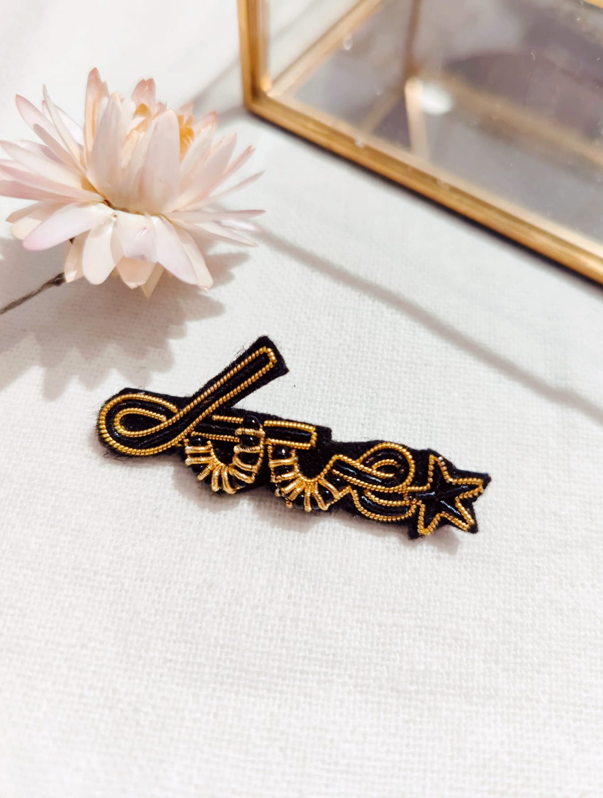 Broche Love Étoile – artisanat cannetille